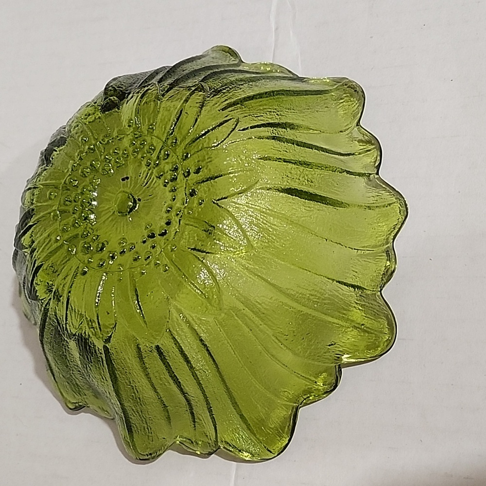 VINTAGE Indiana Glass Avocado Green Sunflower Petal Lily Pons Bowl - Picture 2 of 4